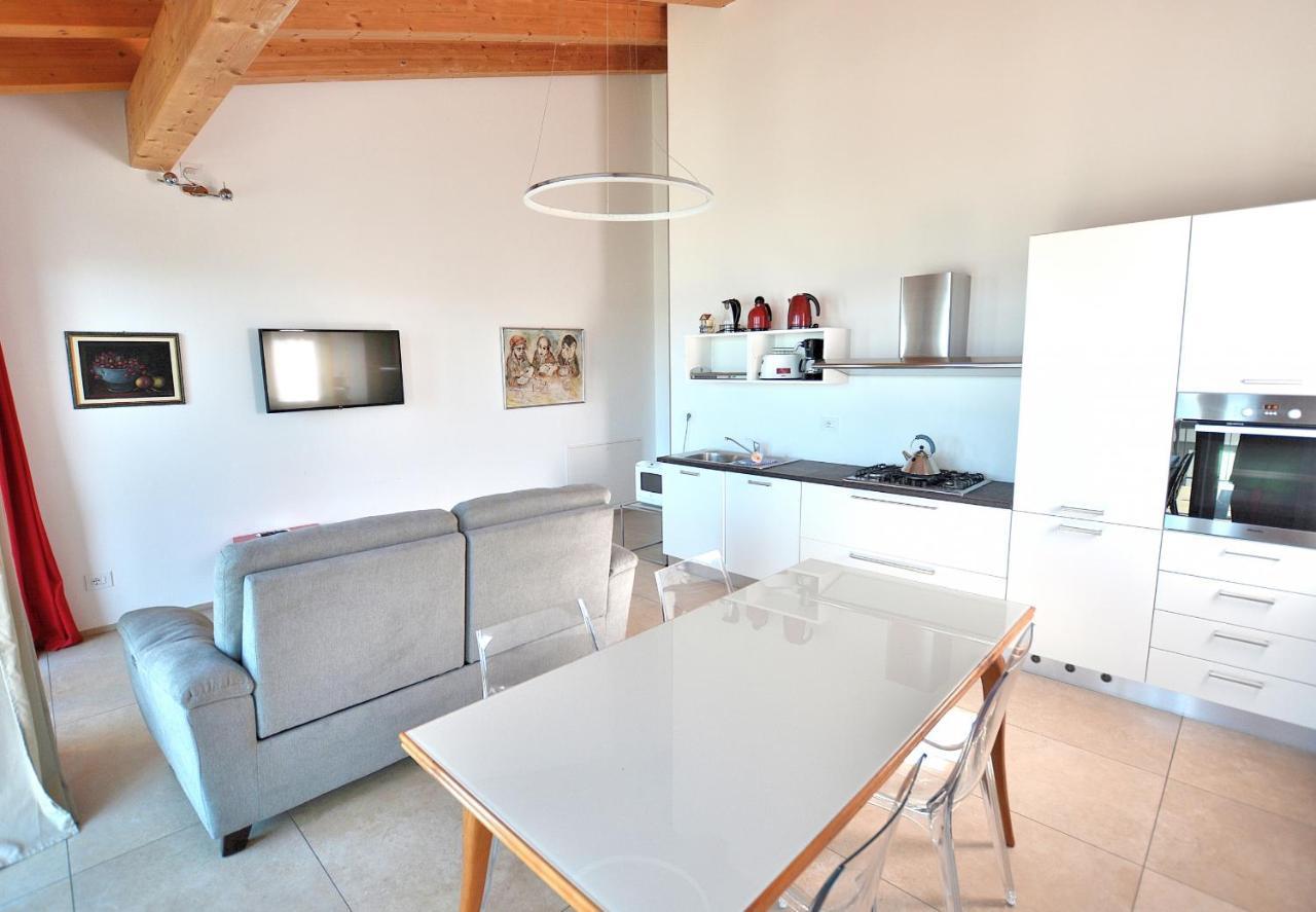 South Apartment With Pool Torri Del Benaco Exteriör bild