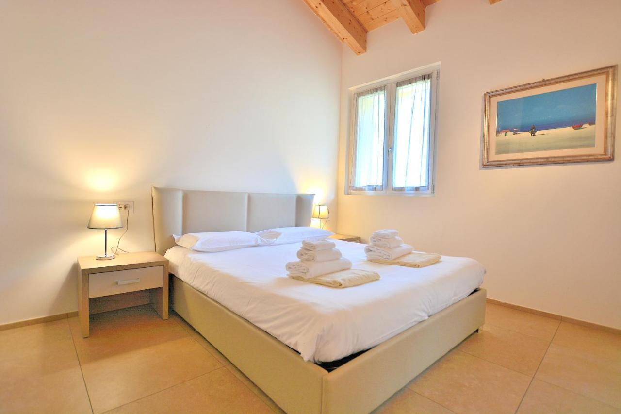 South Apartment With Pool Torri Del Benaco Exteriör bild