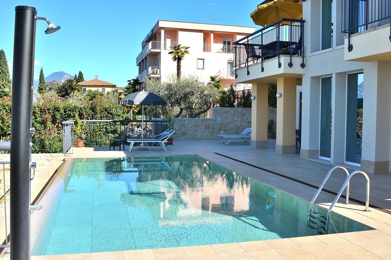South Apartment With Pool Torri Del Benaco Exteriör bild